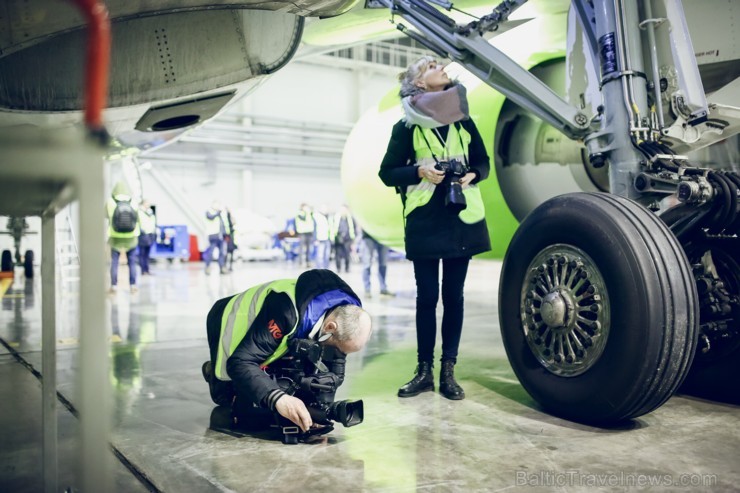 Aplūko, kā notiek Latvijas lidsabiedrības «airBaltic» Bombardier CS300 lidmašīnas nakts tehniskā apkope 193076