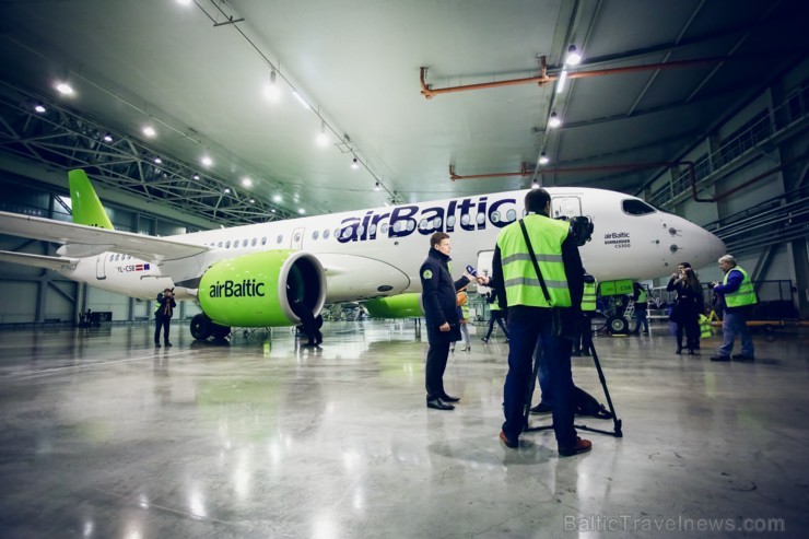 Aplūko, kā notiek Latvijas lidsabiedrības «airBaltic» Bombardier CS300 lidmašīnas nakts tehniskā apkope 193078