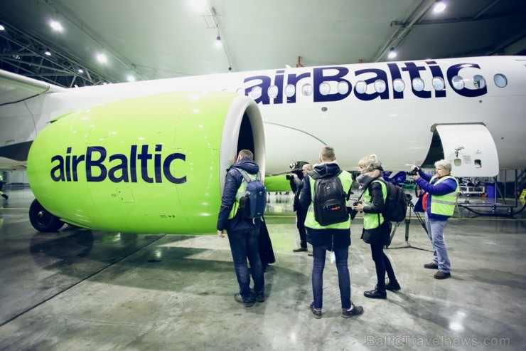 Aplūko, kā notiek Latvijas lidsabiedrības «airBaltic» Bombardier CS300 lidmašīnas nakts tehniskā apkope 193079