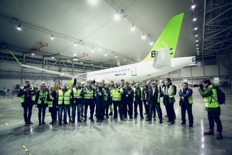 Aplūko, kā notiek Latvijas lidsabiedrības «airBaltic» Bombardier CS300 lidmašīnas nakts tehniskā apkope 193084