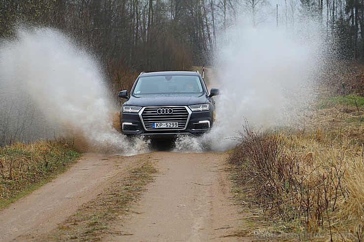 Travelnews.lv redakcija maija svētkos ar jauno un jaudīgo «Audi Q7 e-tron» apceļo Latgali 196837