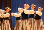 Ogres bērnu un jauniešu deju studija «Pīlādzītis» dejo pavasara koncertā 33