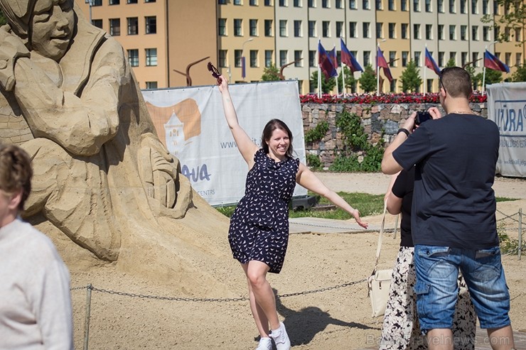 Jelgavā aplūkojami Starptautiskā Smilšu skulptūru festivāla darbi 199914