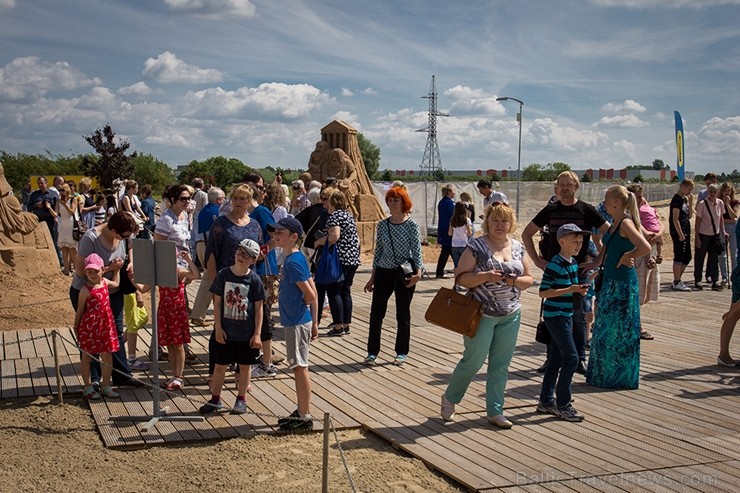 Jelgavā aplūkojami Starptautiskā Smilšu skulptūru festivāla darbi 199917