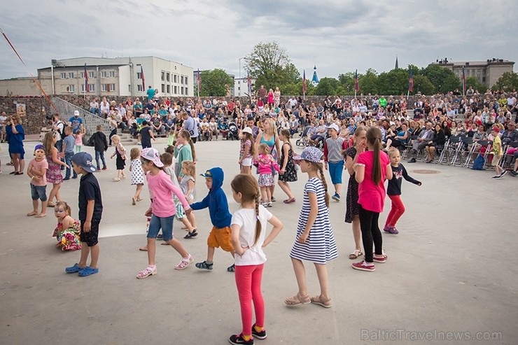 Jelgavā aplūkojami Starptautiskā Smilšu skulptūru festivāla darbi 199936