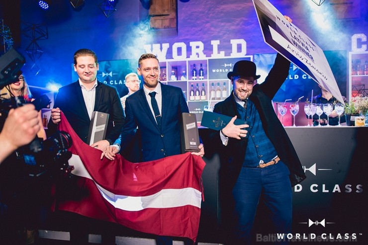 Latvijā pirmo reizi notiekošā pasaules bārmeņu konkursa finālā noskaidrots Baltijas labākais bārmenis 200257