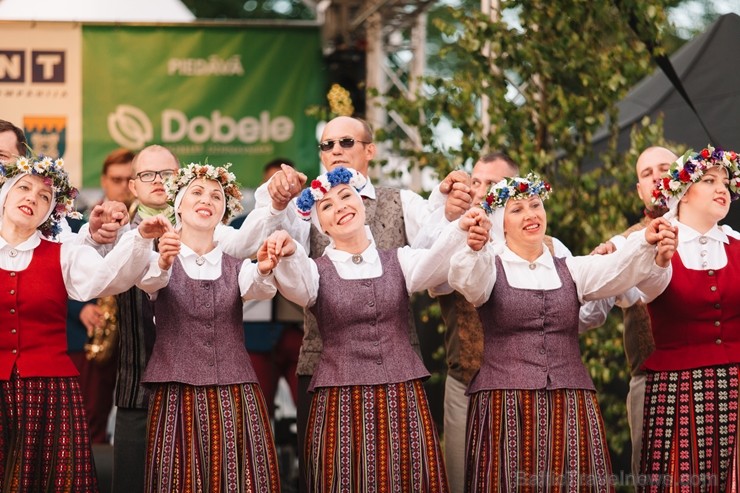 Dobelē lustīgai līgošanai līdzās aizvadīts dižkoncerts «Līgojam Dobelē» 200592