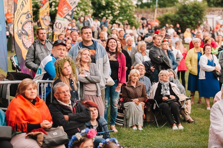 Dobelē lustīgai līgošanai līdzās aizvadīts dižkoncerts «Līgojam Dobelē» 200596