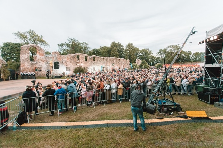 Dobelē lustīgai līgošanai līdzās aizvadīts dižkoncerts «Līgojam Dobelē» 200619