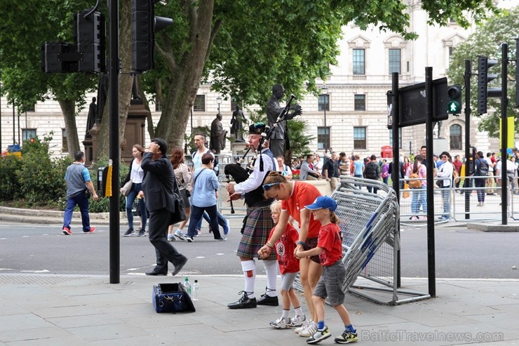 Latviešu tūristi viesojas vasarīgajā Londonā 202742