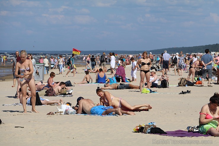 Jūrmalas pludmalē beidzot ir saules un peldes prieki 203089