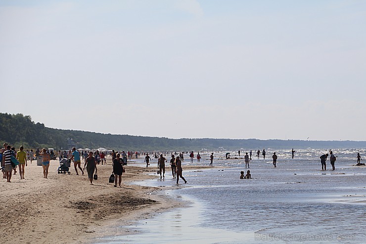 Jūrmalas pludmalē beidzot ir saules un peldes prieki 203094