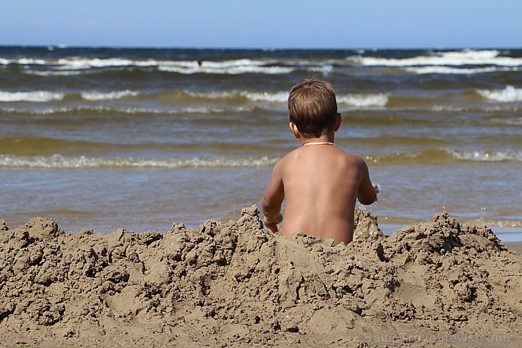 Jūrmalas pludmalē beidzot ir saules un peldes prieki 203100