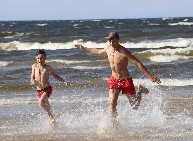 Jūrmalas pludmalē beidzot ir saules un peldes prieki 203107