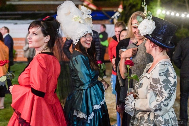 Siguldas 
opermūzikas svētkos noticis operas «Falstafs» brīvdabas oriģināliestudējums 203559