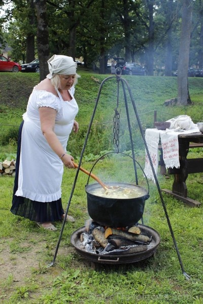 Jaunpils pilī aizvadīti Viduslaiku svētki «Krogus lustes» 204636