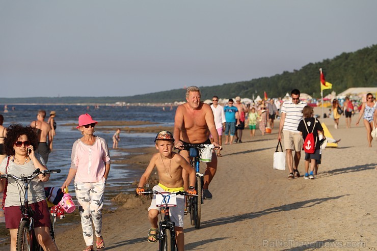 Jūrmalas atpūtnieki un viesi pludmalē ķer pēdējās siltās augusta dienas 204872