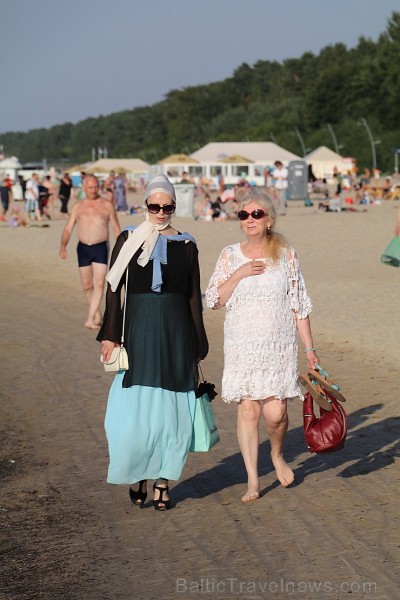 Jūrmalas atpūtnieki un viesi pludmalē ķer pēdējās siltās augusta dienas 204873