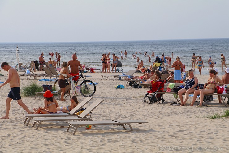 Jūrmalas atpūtnieki un viesi pludmalē ķer pēdējās siltās augusta dienas 204874