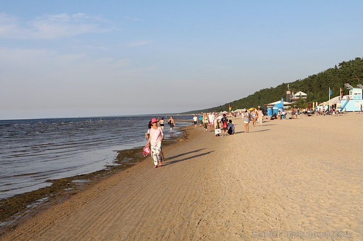 Jūrmalas atpūtnieki un viesi pludmalē ķer pēdējās siltās augusta dienas 204902