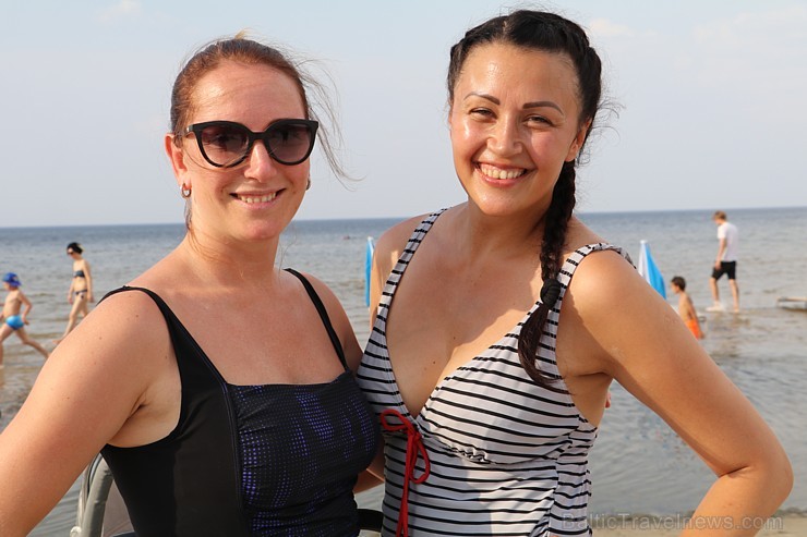 Jūrmalas atpūtnieki un viesi pludmalē ķer pēdējās siltās augusta dienas 204913