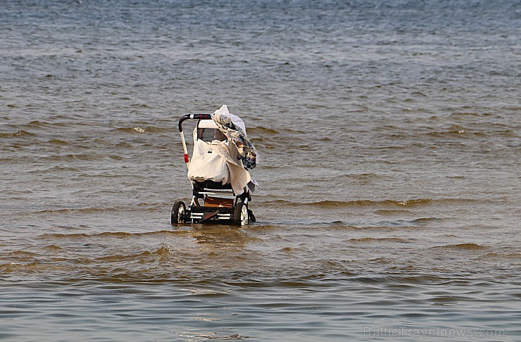 Jūrmalas atpūtnieki un viesi pludmalē ķer pēdējās siltās augusta dienas 204914