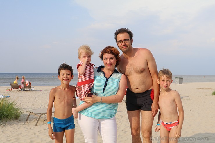 Jūrmalas atpūtnieki un viesi pludmalē ķer pēdējās siltās augusta dienas 204918