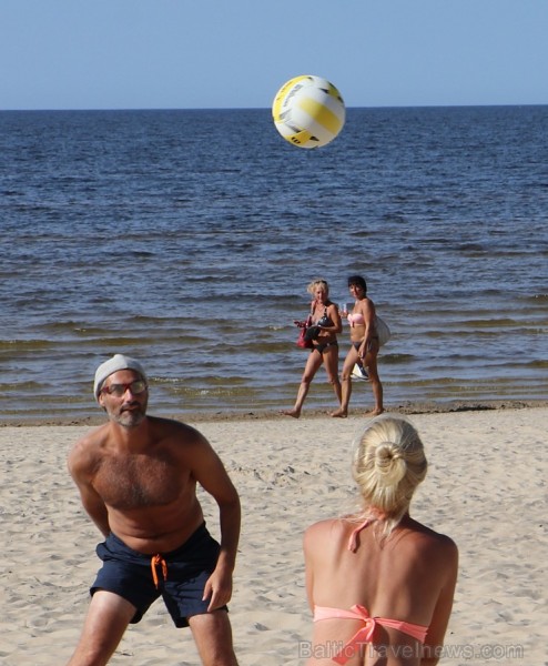 Jūrmalas atpūtnieki un viesi pludmalē ķer pēdējās siltās augusta dienas 204920