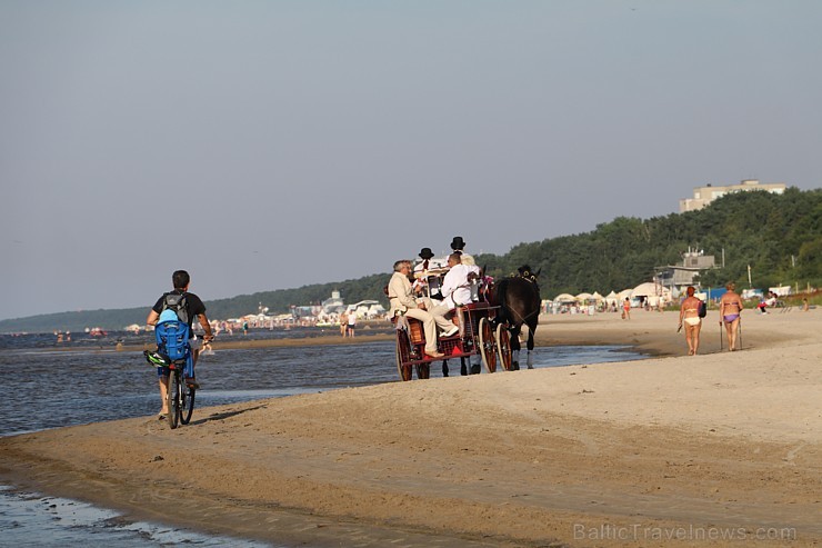 Jūrmalas atpūtnieki un viesi pludmalē ķer pēdējās siltās augusta dienas 204921