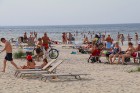 Jūrmalas atpūtnieki un viesi pludmalē ķer pēdējās siltās augusta dienas 8
