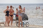 Jūrmalas atpūtnieki un viesi pludmalē ķer pēdējās siltās augusta dienas 9