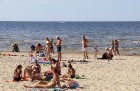Jūrmalas atpūtnieki un viesi pludmalē ķer pēdējās siltās augusta dienas 31