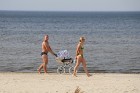 Jūrmalas atpūtnieki un viesi pludmalē ķer pēdējās siltās augusta dienas 40