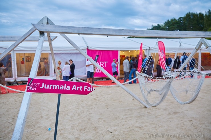 Jūrmalas pludmales kompleksā «Legend Beach» pirmo reizi notiek mākslas gadatirgus «Jurmala Art Fair». 205361