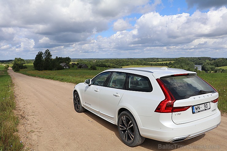 Travelnews.lv ar jauno Volvo V90 Cross Country apceļo Latgali 205431