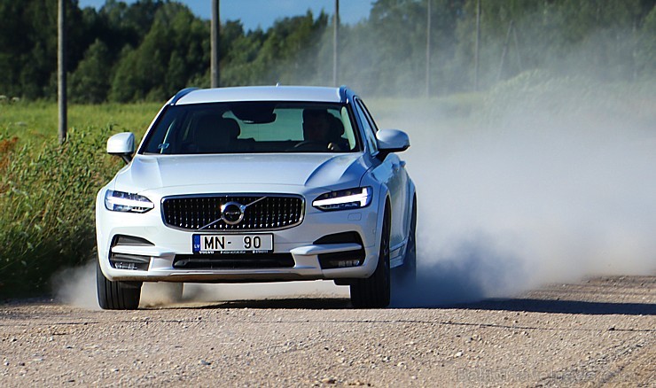 Travelnews.lv ar jauno Volvo V90 Cross Country apceļo Latgali 205452