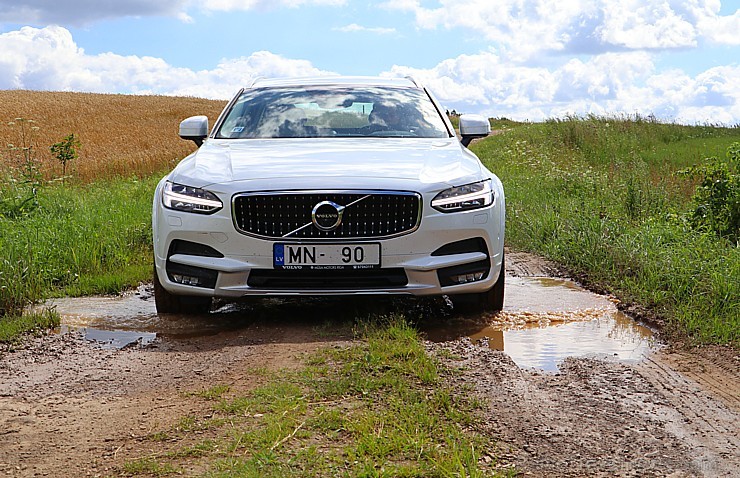 Travelnews.lv ar jauno Volvo V90 Cross Country apceļo Latgali 205471