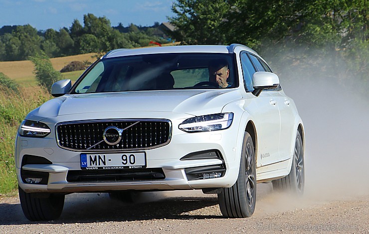 Travelnews.lv ar jauno Volvo V90 Cross Country apceļo Latgali 205487