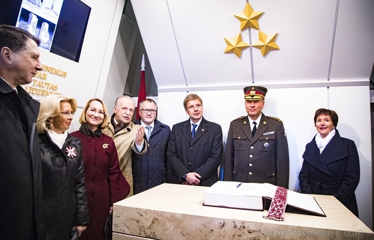 Rīgā svinīgi atklāts restaurētais Brīvības piemineklis 209222