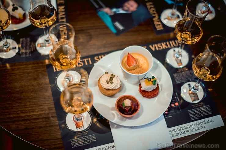 Latvijas slavenības kopā ar viskija ekspertu bauda dzērienus jaunās viesnīcas «Grand Hotel Kempinski» bārā 210387