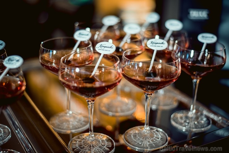 Latvijas slavenības kopā ar viskija ekspertu bauda dzērienus jaunās viesnīcas «Grand Hotel Kempinski» bārā 210388