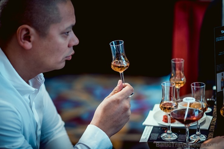 Latvijas slavenības kopā ar viskija ekspertu bauda dzērienus jaunās viesnīcas «Grand Hotel Kempinski» bārā 210391