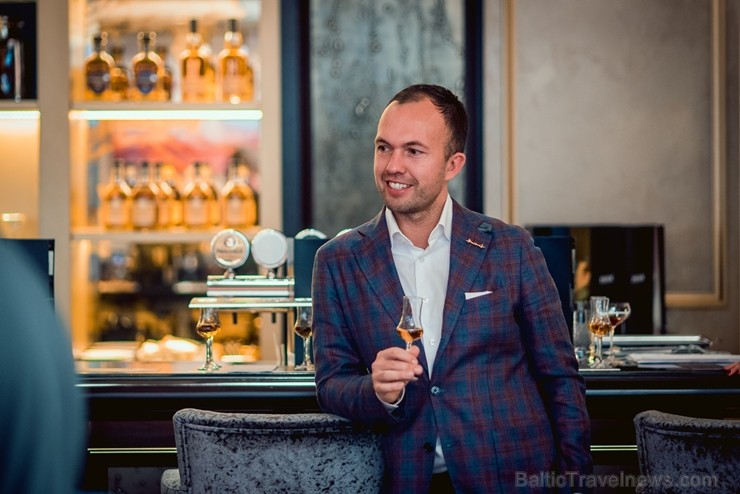 Latvijas slavenības kopā ar viskija ekspertu bauda dzērienus jaunās viesnīcas «Grand Hotel Kempinski» bārā 210392