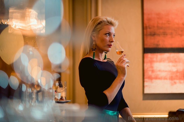 Latvijas slavenības kopā ar viskija ekspertu bauda dzērienus jaunās viesnīcas «Grand Hotel Kempinski» bārā 210393
