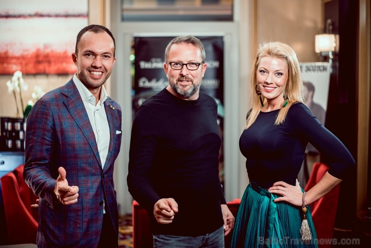 Latvijas slavenības kopā ar viskija ekspertu bauda dzērienus jaunās viesnīcas «Grand Hotel Kempinski» bārā 210396