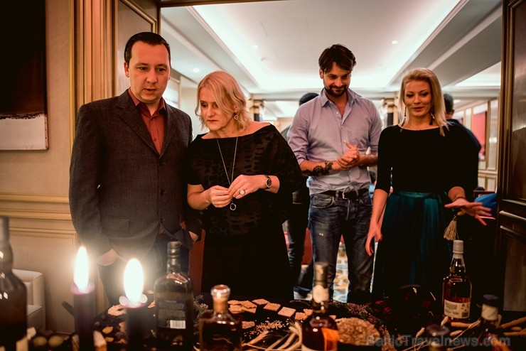 Latvijas slavenības kopā ar viskija ekspertu bauda dzērienus jaunās viesnīcas «Grand Hotel Kempinski» bārā 210397