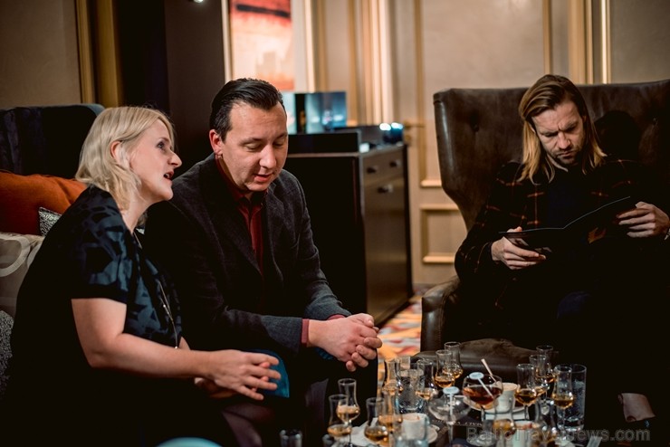 Latvijas slavenības kopā ar viskija ekspertu bauda dzērienus jaunās viesnīcas «Grand Hotel Kempinski» bārā 210400