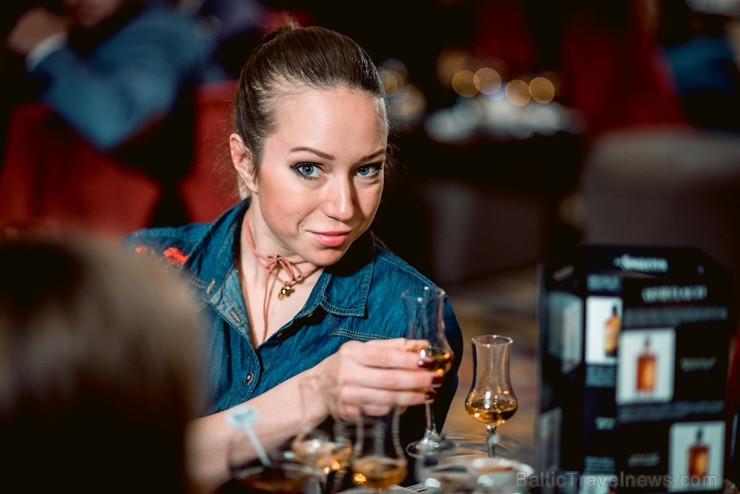 Latvijas slavenības kopā ar viskija ekspertu bauda dzērienus jaunās viesnīcas «Grand Hotel Kempinski» bārā 210406