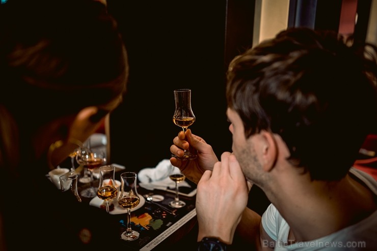 Latvijas slavenības kopā ar viskija ekspertu bauda dzērienus jaunās viesnīcas «Grand Hotel Kempinski» bārā 210407