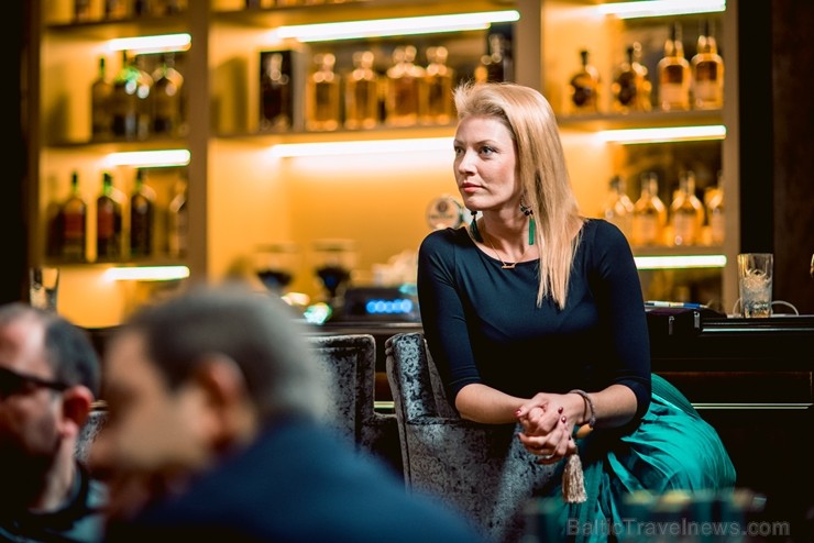 Latvijas slavenības kopā ar viskija ekspertu bauda dzērienus jaunās viesnīcas «Grand Hotel Kempinski» bārā 210409